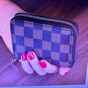Women’s Vintage Pattern short wallet, zipper around credit card holder.
